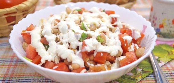 Салат с фасолью и помидорами