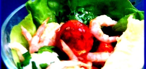 Салат с творожными шариками и креветками