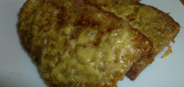 Чесночный хлеб с сыром и пряностями