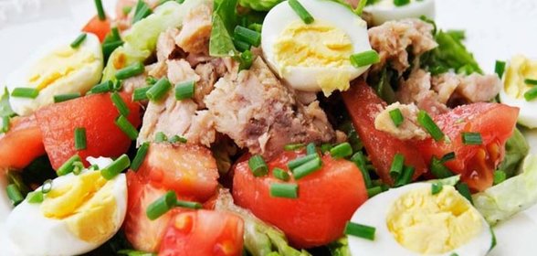 Салат с тунцом и помидорами