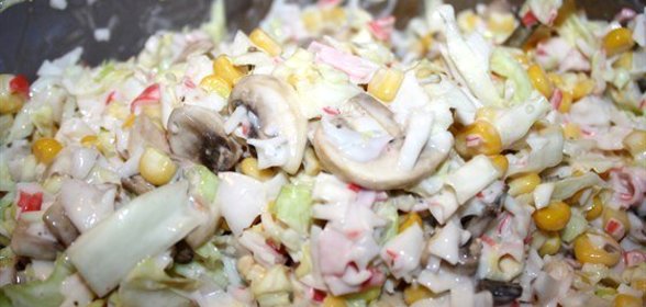 Салат с крабовыми палочками, капустой и грибами