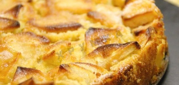 Шарлотка с яблоками корицей и изюмом