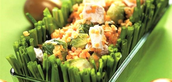 Теплый салат с чечевицей, брюссельской капустой и куриной грудкой
