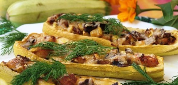 Лодочки из кабачков с жульеном и курицей