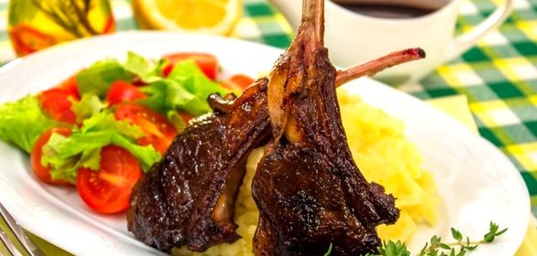 Маринованные бараньи ребрышки, жаренные на гриле