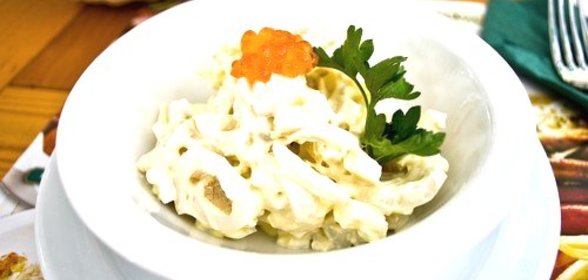 Салат из кальмаров с сыром и грецкими орехами