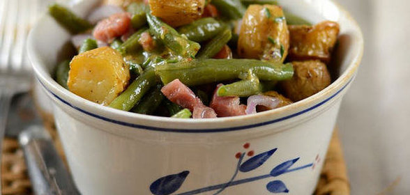 Салат с картофелем, зеленой фасолью и беконом