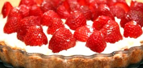 Миндальный пирог с клубникой