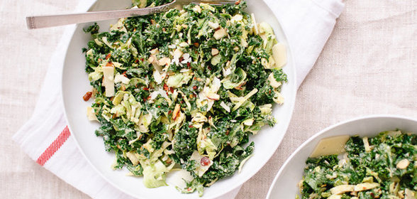 Салат с капустой кале и брюссельской капустой