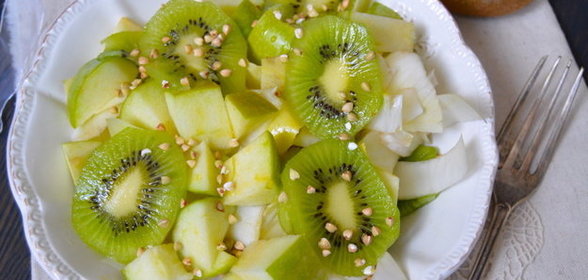 Салат с эндивием, зеленым яблоком и киви