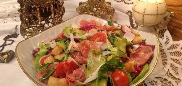 Салат с хамоном, козьим сыром и авокадо