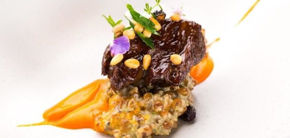 Телячьи щечки с ризотто из пшеницы и эмульсией из красного перца
