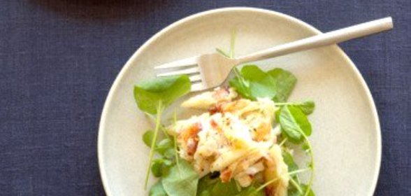 Салат с авокадо, грушей и крабовыми палочками