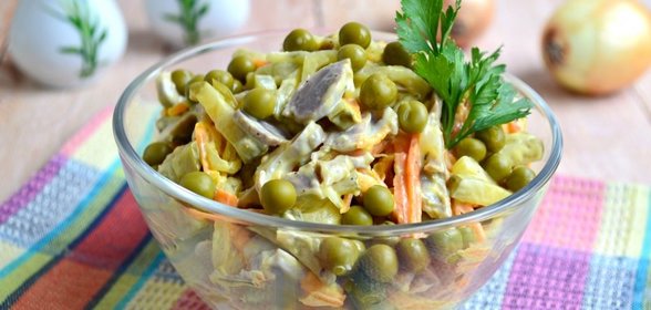 Салат из куриных желудочков с овощами и горошком