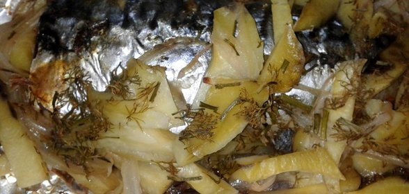 Запеченная скумбрия с картошкой