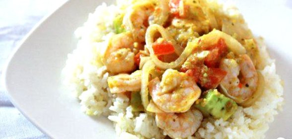 Салат из креветок, яиц и помидора