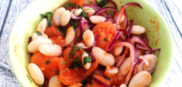 Теплый постный салат с фасолью