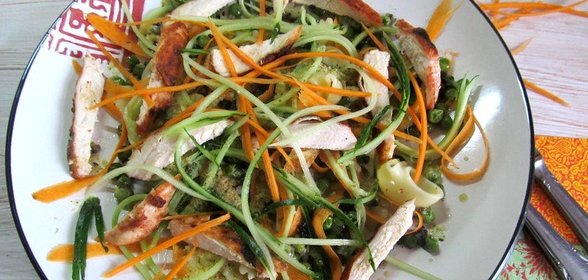 Теплый салат с вермишелью и курицей