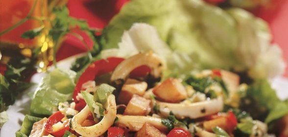 Салат из жареных кальмаров