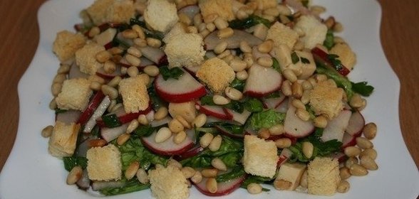 Салат с редисом и сухариками