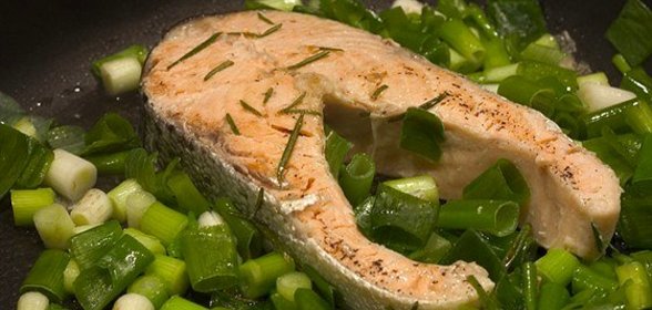 Рыба, запеченная в фольге с зеленым луком и имбирем