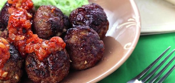 Фрикадельки с зеленым пюре