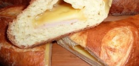 Хлеб для пикника с сыром и ветчиной