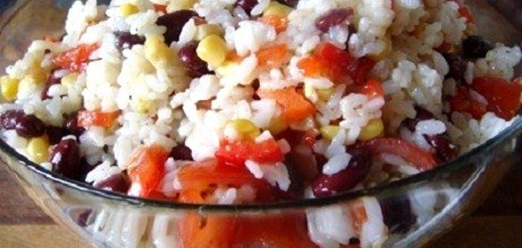 Салат из риса, красной фасоли, кукурузы и помидоров черри