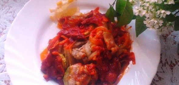 Кабачки с мясом тушеные в томатном соусе