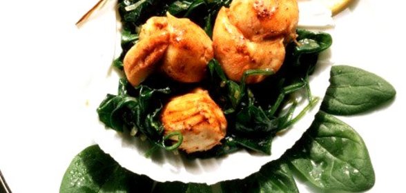 Гребешки с салатом пак-чой и кунжутом