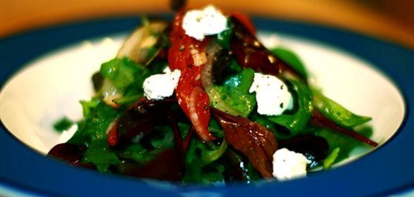 Салат с вялеными помидорами и козьим сыром