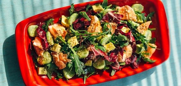 Зеленый салат с лососем татаки