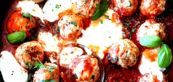 Тефтели с моцареллой в томатном соусе