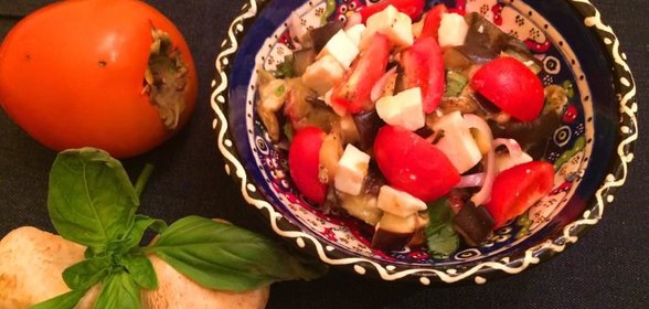 Теплый салат с баклажанами