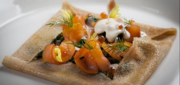 Блины из гречневой муки с копченым лососем и шпинатом