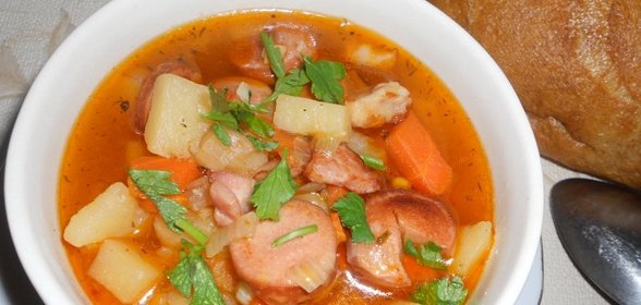 Сытный гуляш с сосисками и грудинкой