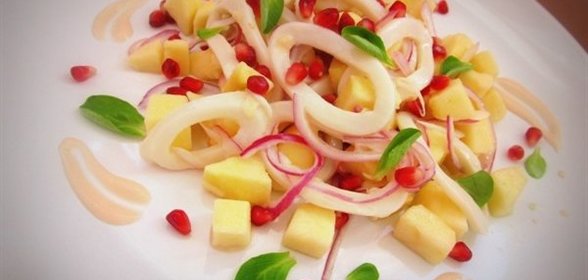 Салат с кальмаром и яблоком под йогуртовым соусом