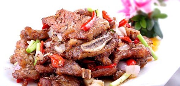 Итальянский салат с маринованной говядиной, красным луком и пармезаном