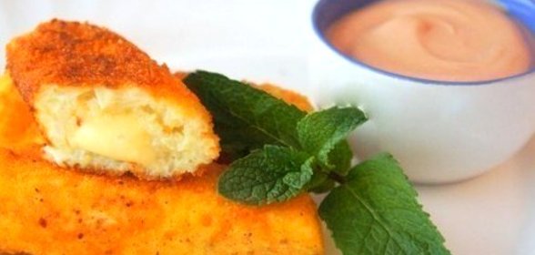 Обжаренные картофельные палочки с сыром