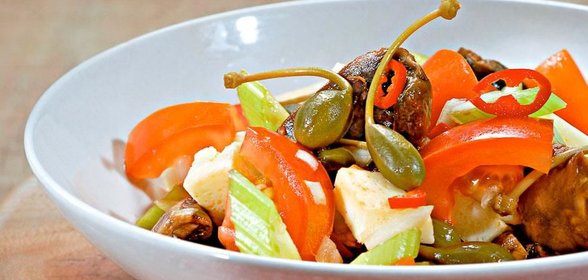 Сборный салат с помидорами