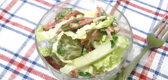 Салат из пекинской капусты с маринованными помидорами