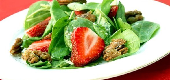 Шпинат с клубникой и орехами