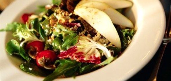 Салат из рукколы и груши с маскарпоне и жареными грецкими орехами