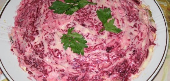 Салат с куриной печенью солеными огурцами со свеклой