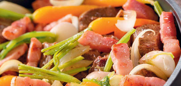 Говядина с беконом и овощами