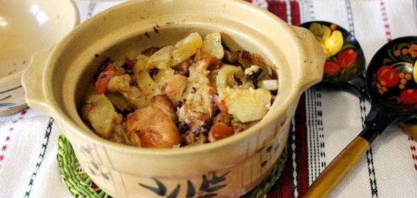 Куриное филе с овощами в горшочках