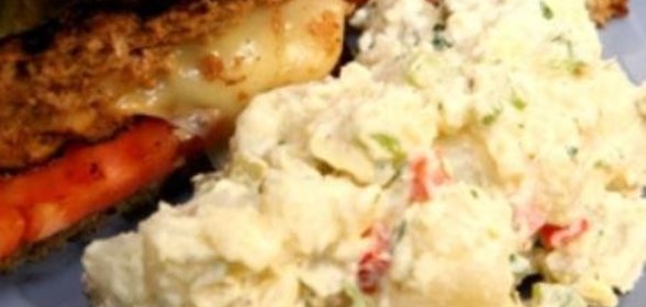 Картофельный салат с сельдереем и корнишонами
