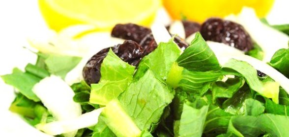 Салат из фенхеля и радиккьо с лимонно-луковой заправкой