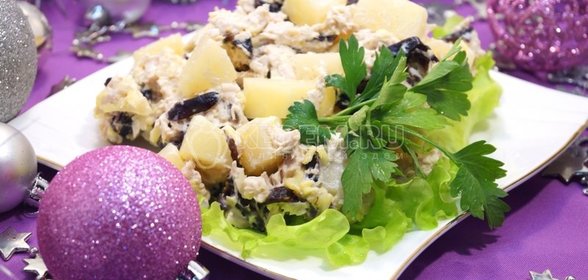 Салат с курицей и черносливом