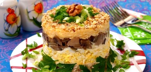 Салат слоеный с курицей и шампиньонами